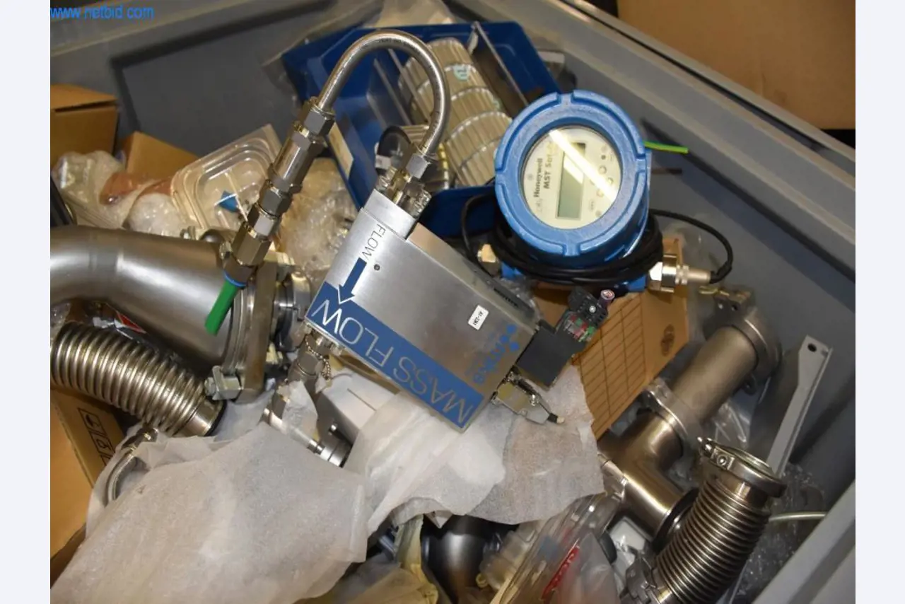 Rozsáhlé zásoby vývěv, měřicích přístrojů, náhradních dílů a příslušenství-6