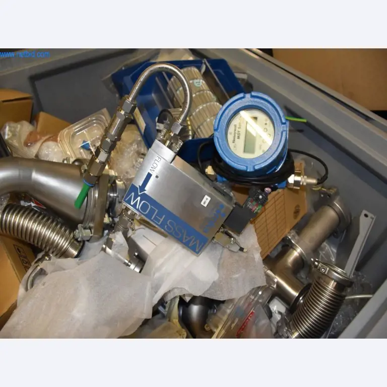 Rozsáhlé zásoby vývěv, měřicích přístrojů, náhradních dílů a příslušenství-6