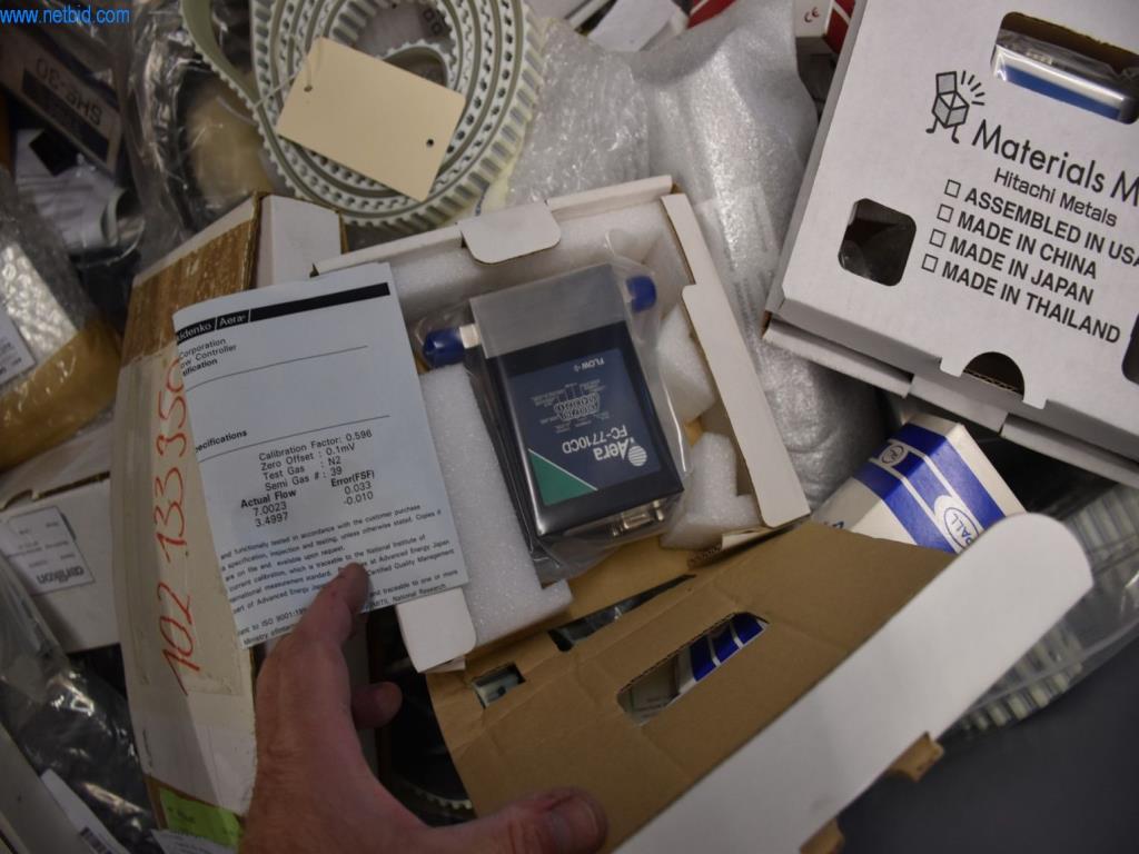 Rozsáhlé zásoby vývěv, měřicích přístrojů, náhradních dílů a příslušenství-10