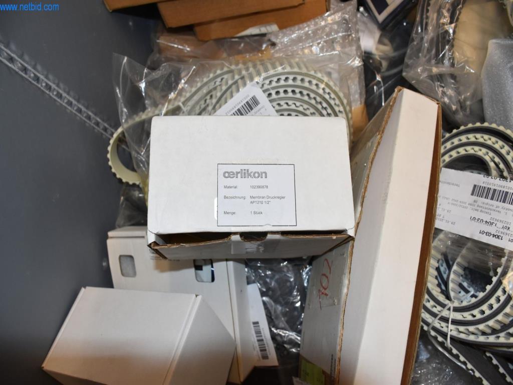 Rozsáhlé zásoby vývěv, měřicích přístrojů, náhradních dílů a příslušenství-11