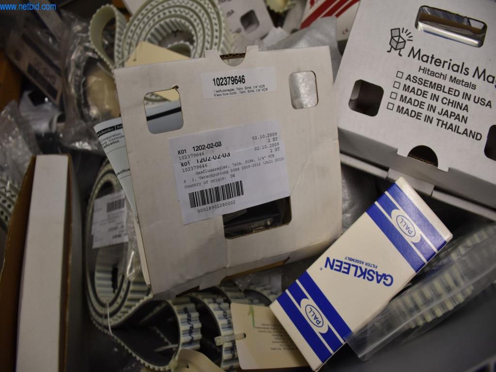 Rozsáhlé zásoby vývěv, měřicích přístrojů, náhradních dílů a příslušenství-12