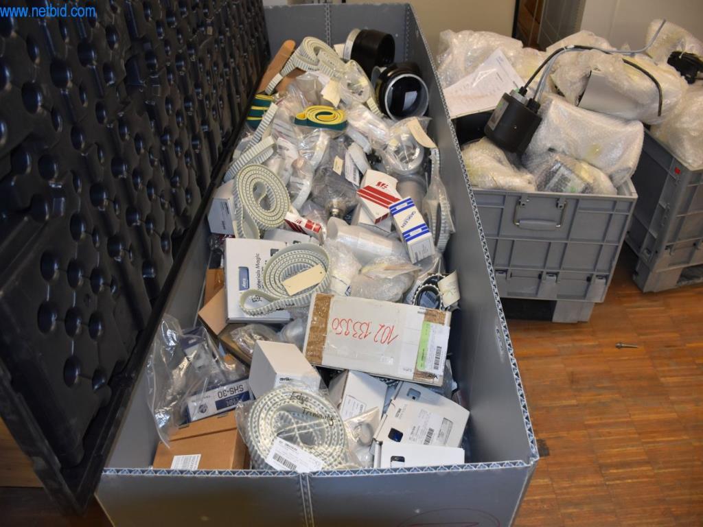 Rozsáhlé zásoby vývěv, měřicích přístrojů, náhradních dílů a příslušenství-1