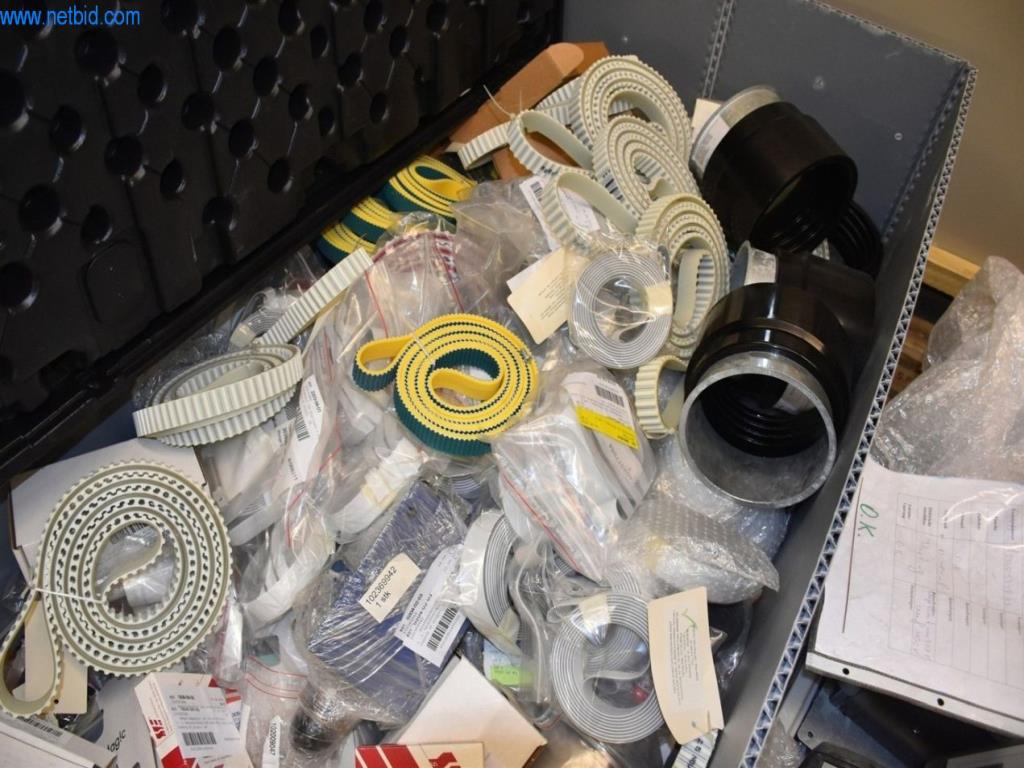 Rozsáhlé zásoby vývěv, měřicích přístrojů, náhradních dílů a příslušenství-6