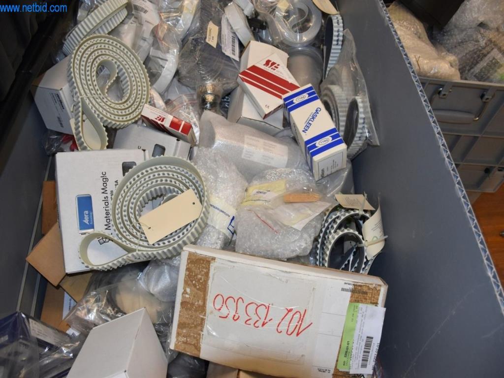 Rozsáhlé zásoby vývěv, měřicích přístrojů, náhradních dílů a příslušenství-7