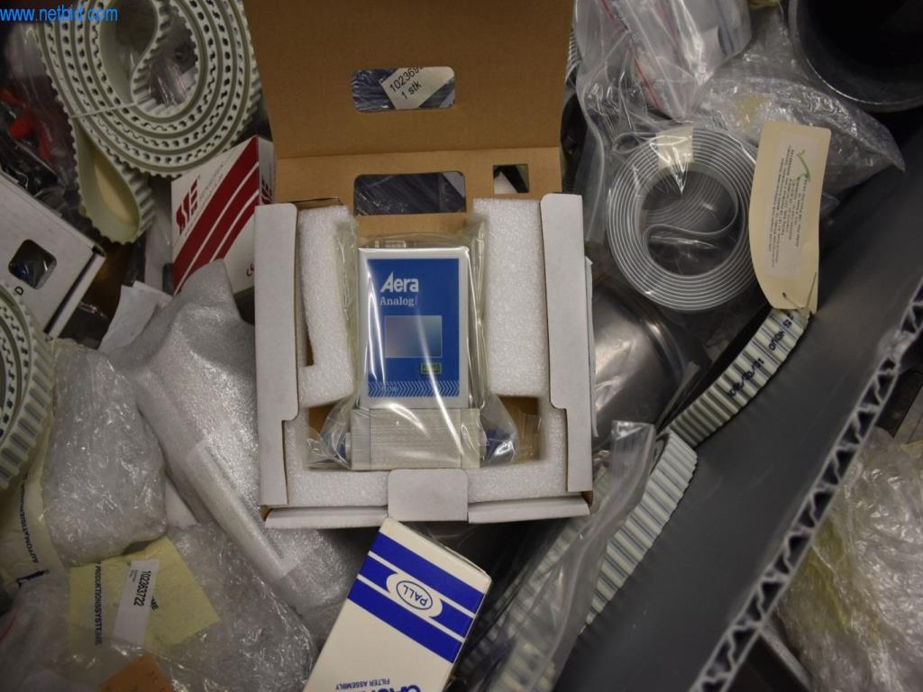 Rozsáhlé zásoby vývěv, měřicích přístrojů, náhradních dílů a příslušenství-9