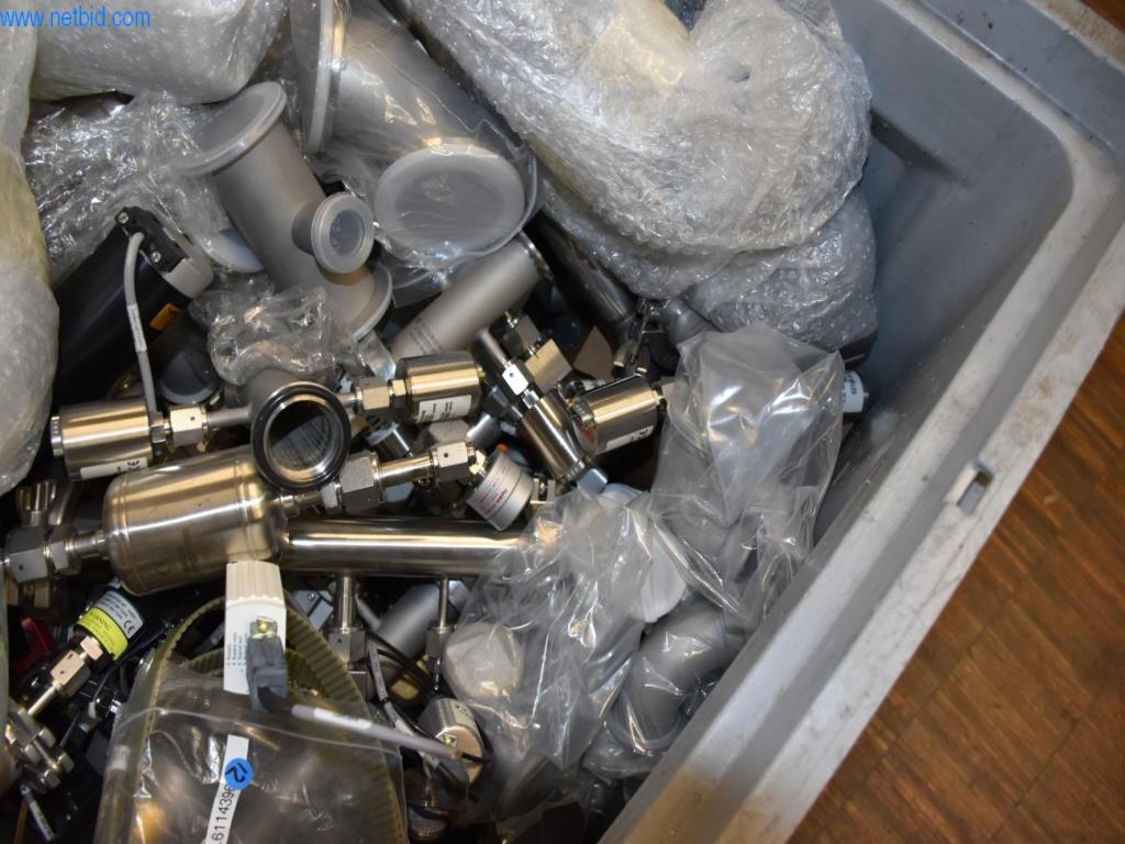 Umfangreiche Bestände an Vakuumpumpen, Meßgeräten, Ersatzteilen und Zubehör-2