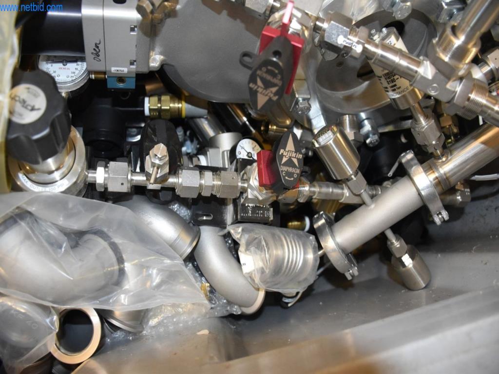 Umfangreiche Bestände an Vakuumpumpen, Meßgeräten, Ersatzteilen und Zubehör-4