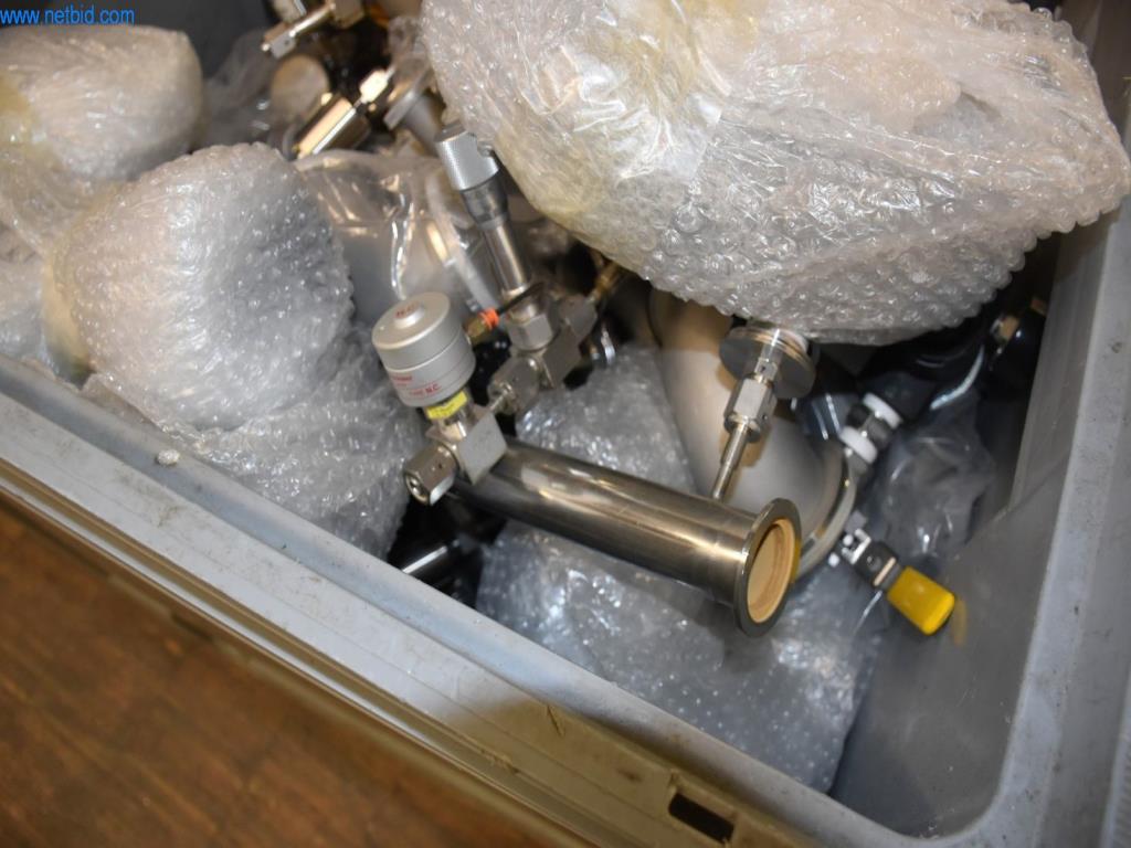 Umfangreiche Bestände an Vakuumpumpen, Meßgeräten, Ersatzteilen und Zubehör-6