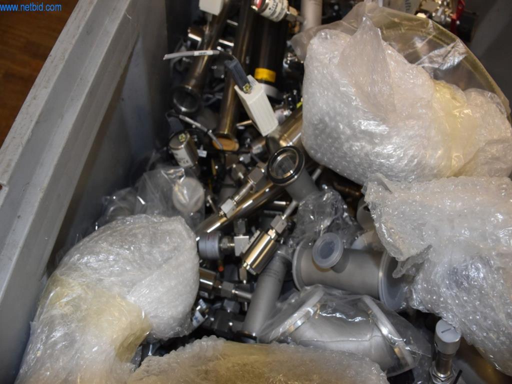 Umfangreiche Bestände an Vakuumpumpen, Meßgeräten, Ersatzteilen und Zubehör-7