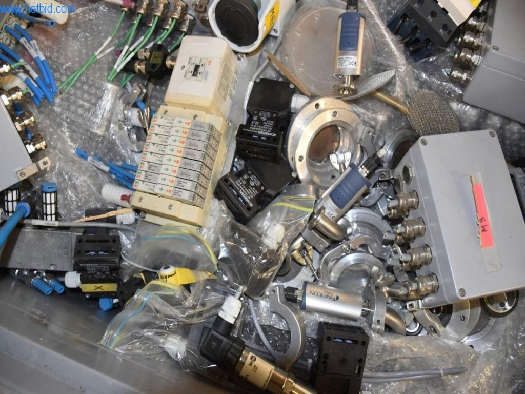 Amplias existencias de bombas de vacío, dispositivos de medición, piezas de repuesto y accesorios-6