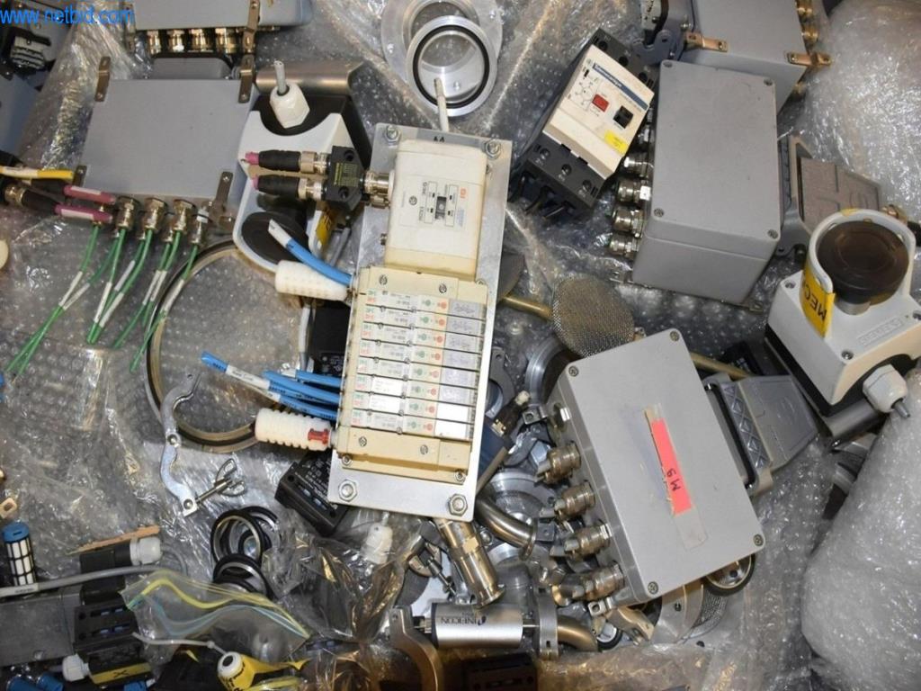 Amplias existencias de bombas de vacío, dispositivos de medición, piezas de repuesto y accesorios-8