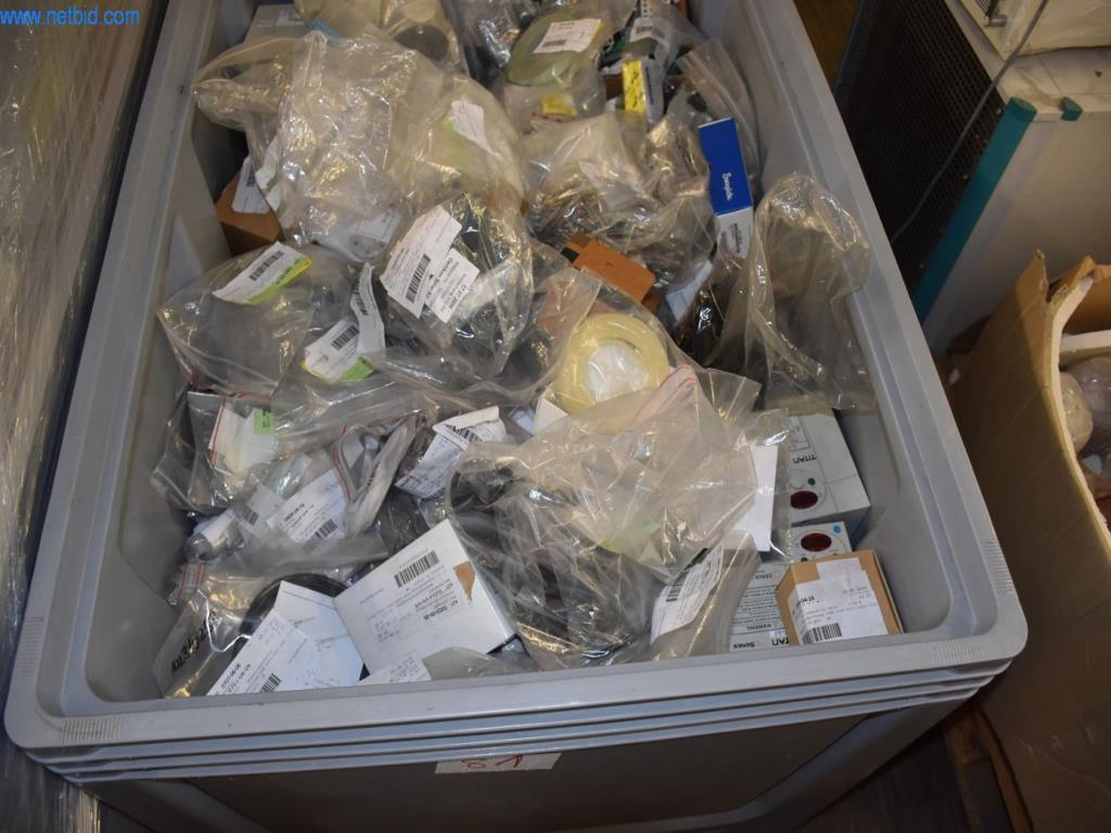 Umfangreiche Bestände an Vakuumpumpen, Meßgeräten, Ersatzteilen und Zubehör-1