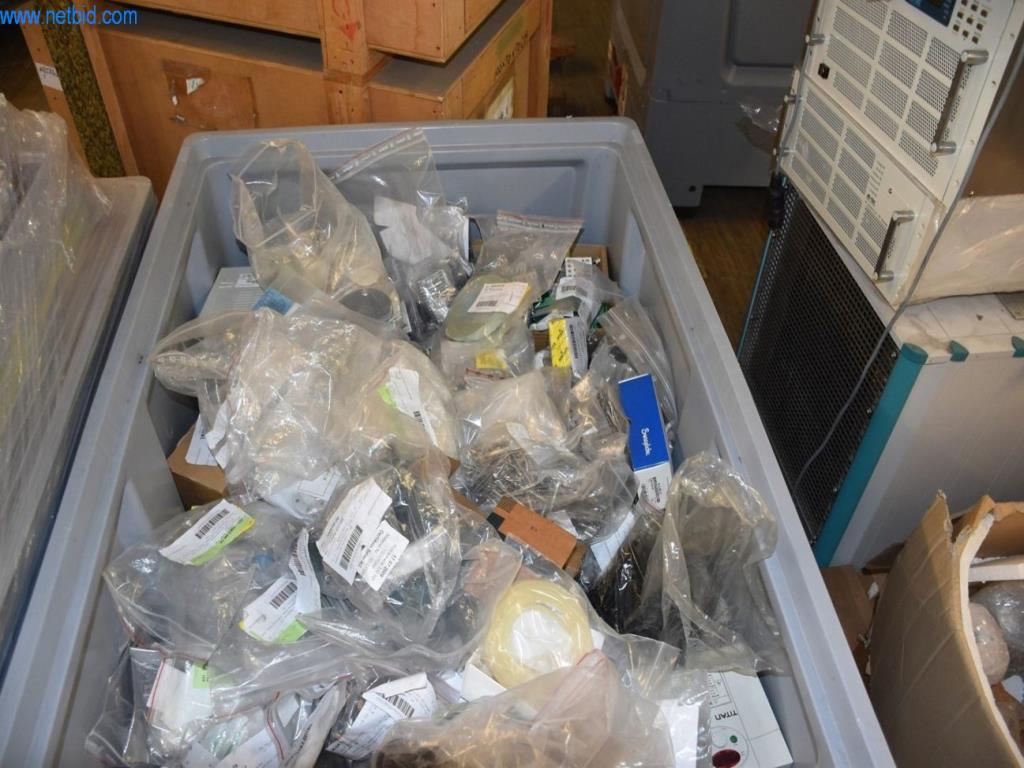 Umfangreiche Bestände an Vakuumpumpen, Meßgeräten, Ersatzteilen und Zubehör-2