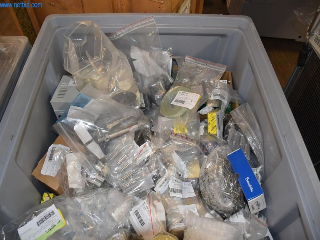 Umfangreiche Bestände an Vakuumpumpen, Meßgeräten, Ersatzteilen und Zubehör-3