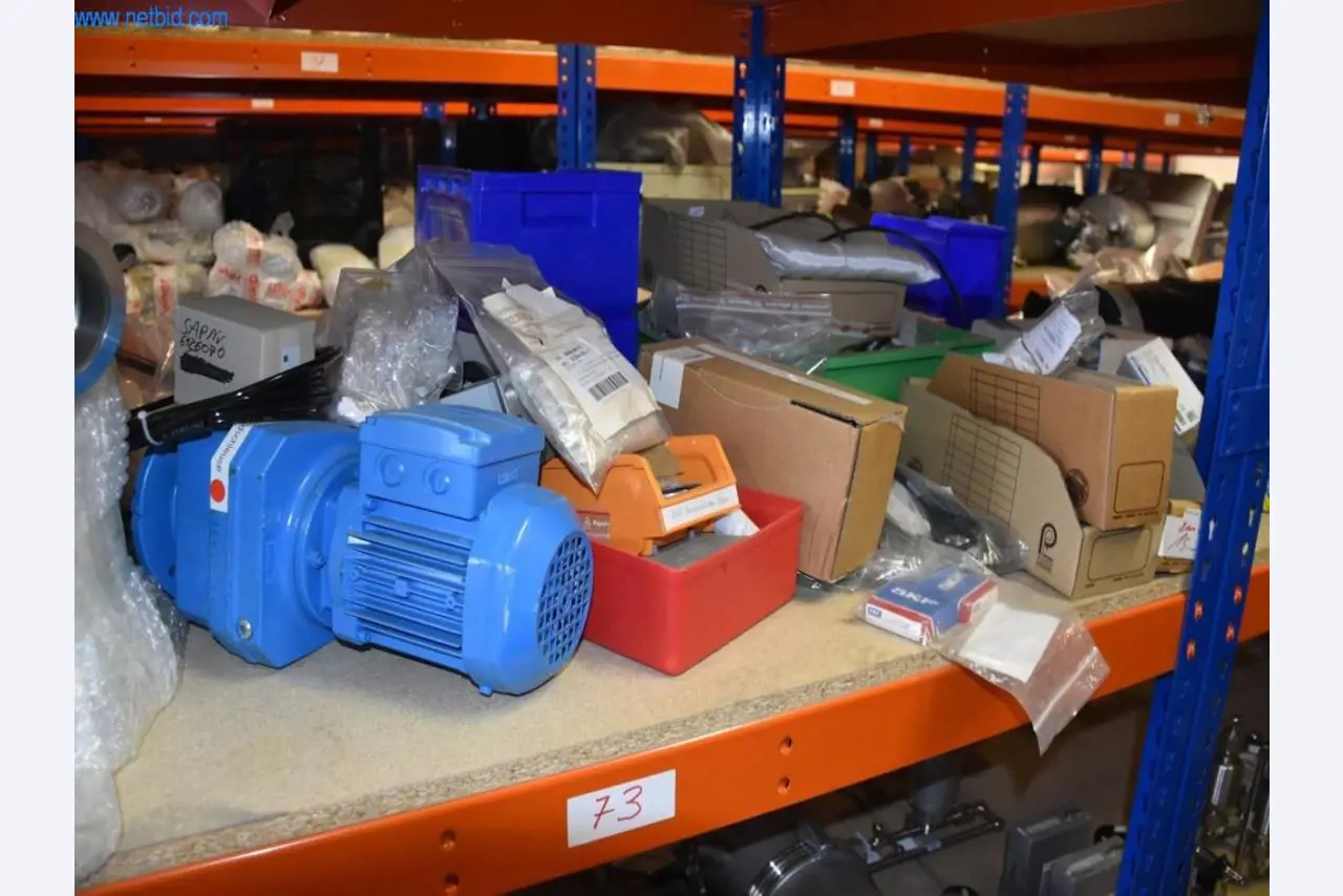 Rozsáhlé zásoby vývěv, měřicích přístrojů, náhradních dílů a příslušenství-11