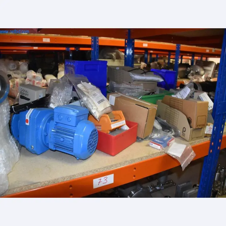 Rozsáhlé zásoby vývěv, měřicích přístrojů, náhradních dílů a příslušenství-11