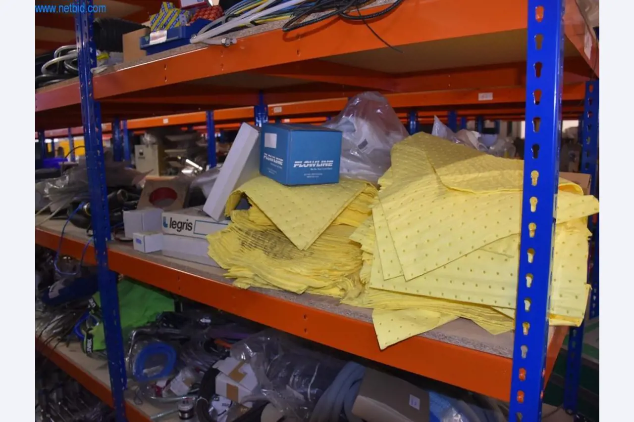 Rozsáhlé zásoby vývěv, měřicích přístrojů, náhradních dílů a příslušenství-12