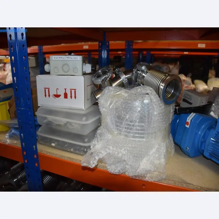 Rozsáhlé zásoby vývěv, měřicích přístrojů, náhradních dílů a příslušenství-13