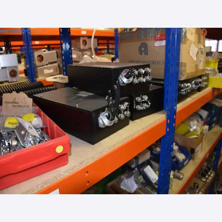 Rozsáhlé zásoby vývěv, měřicích přístrojů, náhradních dílů a příslušenství-14