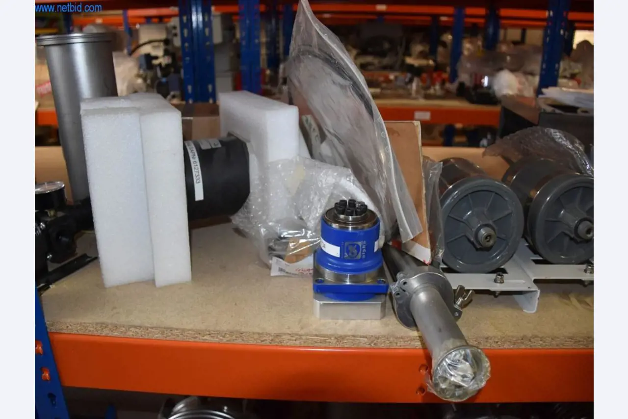 Rozsáhlé zásoby vývěv, měřicích přístrojů, náhradních dílů a příslušenství-17