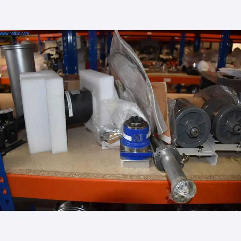 Rozsáhlé zásoby vývěv, měřicích přístrojů, náhradních dílů a příslušenství-17