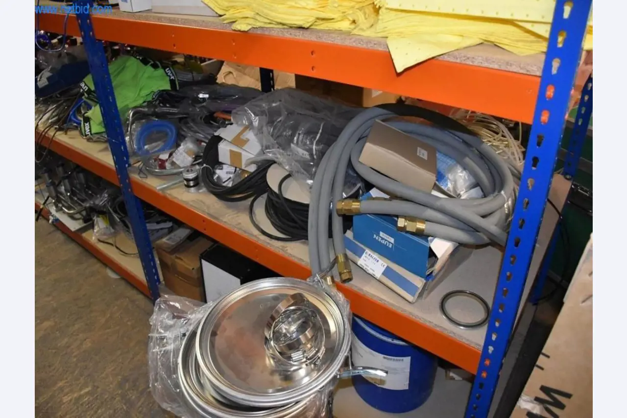 Rozsáhlé zásoby vývěv, měřicích přístrojů, náhradních dílů a příslušenství-1