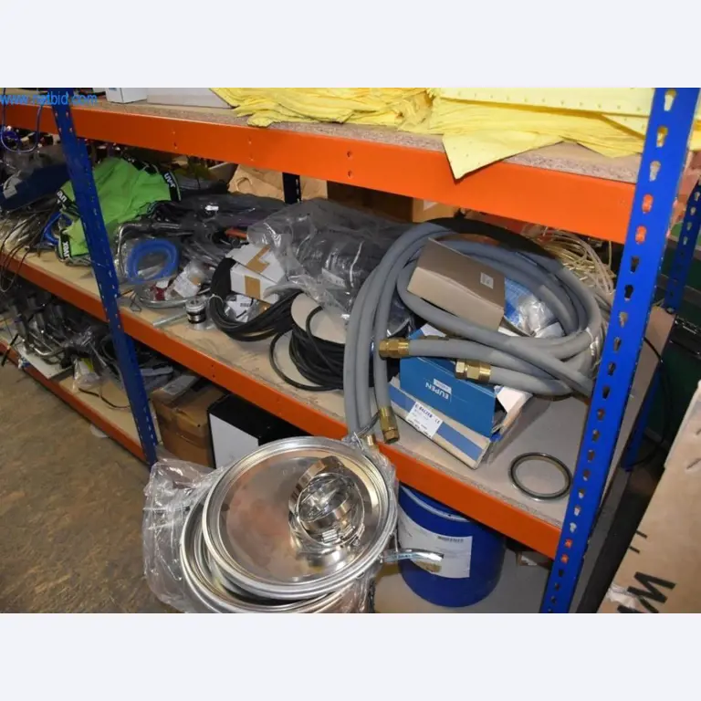 Rozsáhlé zásoby vývěv, měřicích přístrojů, náhradních dílů a příslušenství-1