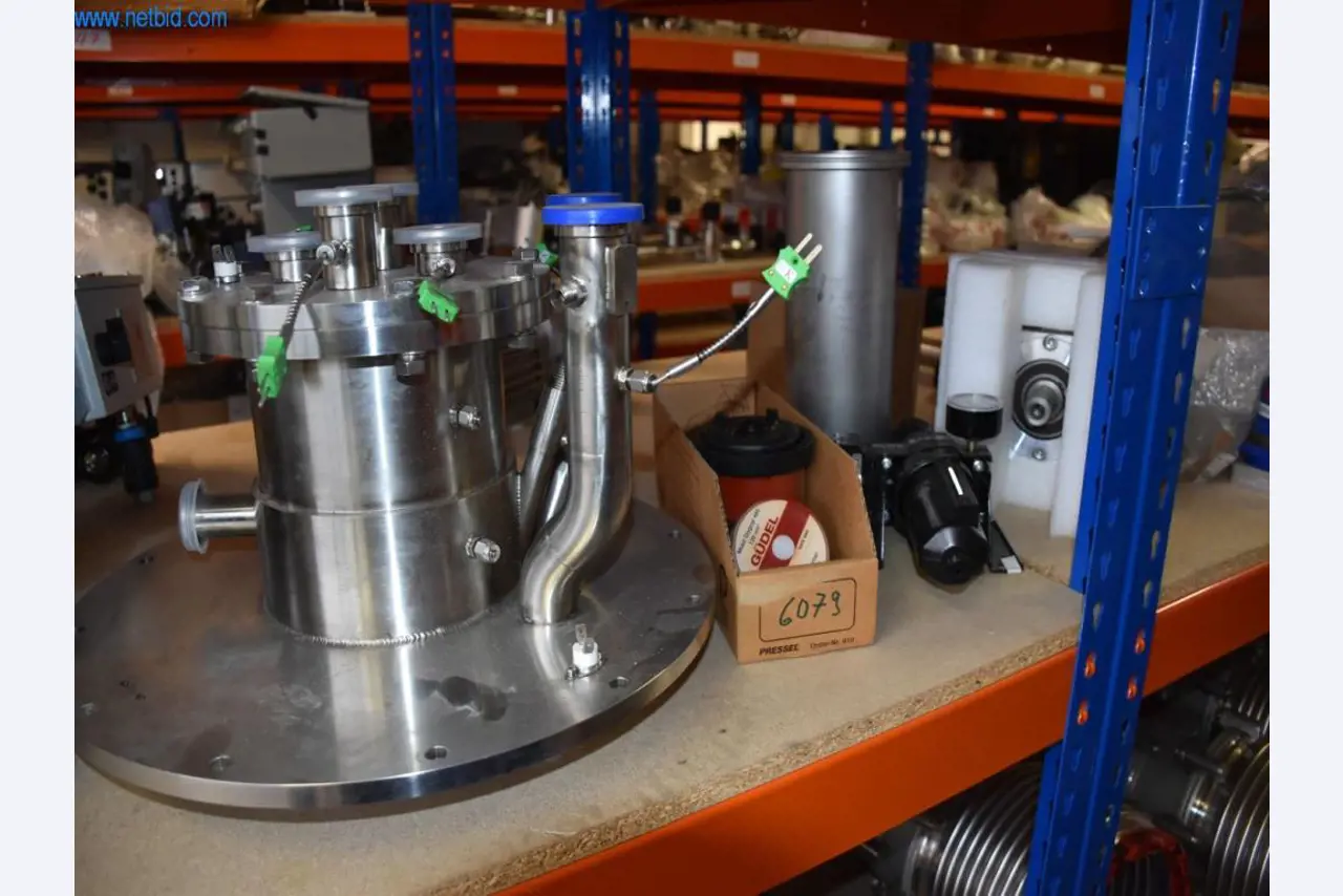 Rozsáhlé zásoby vývěv, měřicích přístrojů, náhradních dílů a příslušenství-21