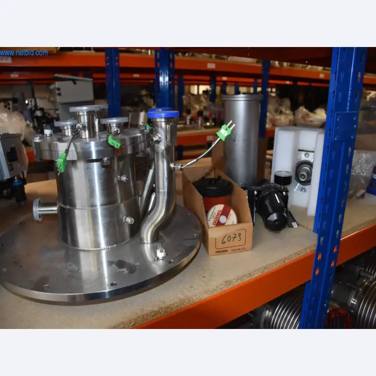 Rozsáhlé zásoby vývěv, měřicích přístrojů, náhradních dílů a příslušenství-21