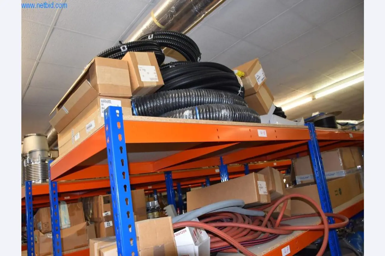 Rozsáhlé zásoby vývěv, měřicích přístrojů, náhradních dílů a příslušenství-22