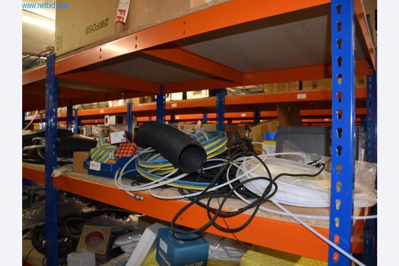 Rozsáhlé zásoby vývěv, měřicích přístrojů, náhradních dílů a příslušenství-23