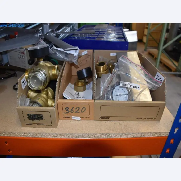 Rozsáhlé zásoby vývěv, měřicích přístrojů, náhradních dílů a příslušenství-25