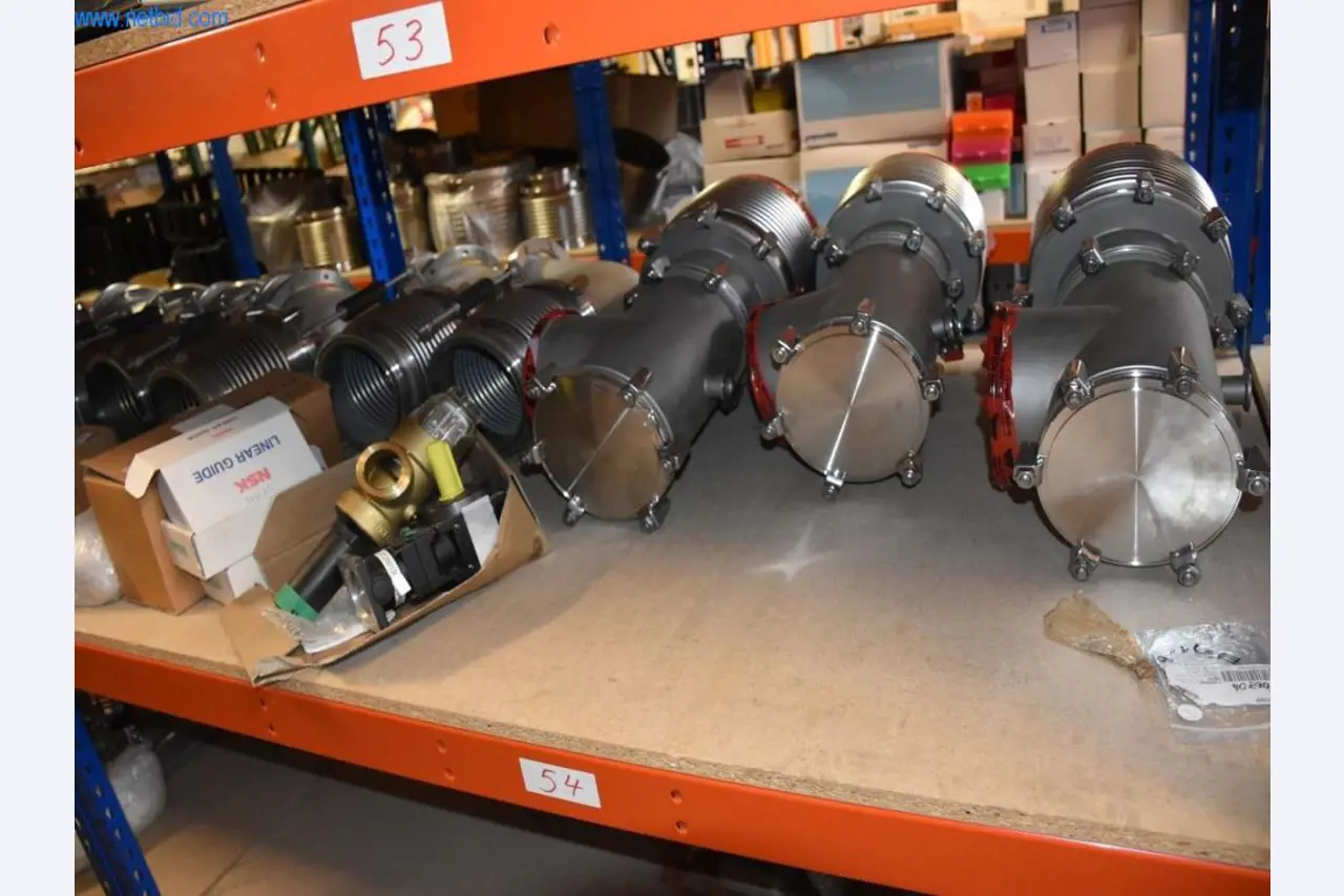 Rozsáhlé zásoby vývěv, měřicích přístrojů, náhradních dílů a příslušenství-27