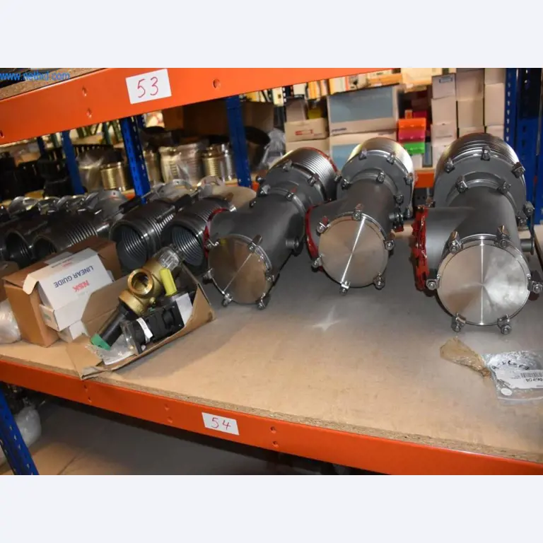 Rozsáhlé zásoby vývěv, měřicích přístrojů, náhradních dílů a příslušenství-27