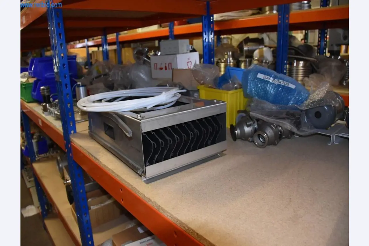 Rozsáhlé zásoby vývěv, měřicích přístrojů, náhradních dílů a příslušenství-28