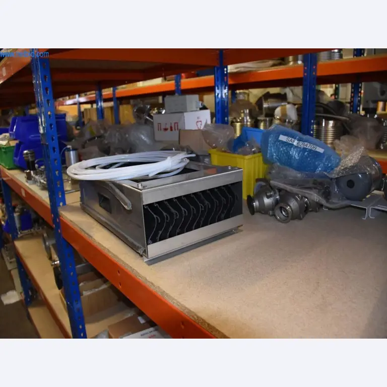 Rozsáhlé zásoby vývěv, měřicích přístrojů, náhradních dílů a příslušenství-28