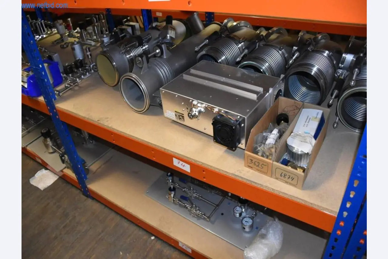 Rozsáhlé zásoby vývěv, měřicích přístrojů, náhradních dílů a příslušenství-29