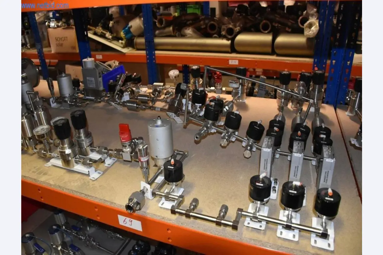 Rozsáhlé zásoby vývěv, měřicích přístrojů, náhradních dílů a příslušenství-2