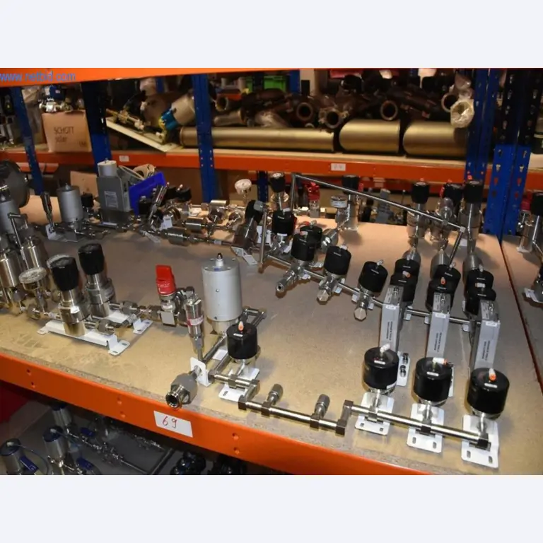 Rozsáhlé zásoby vývěv, měřicích přístrojů, náhradních dílů a příslušenství-2