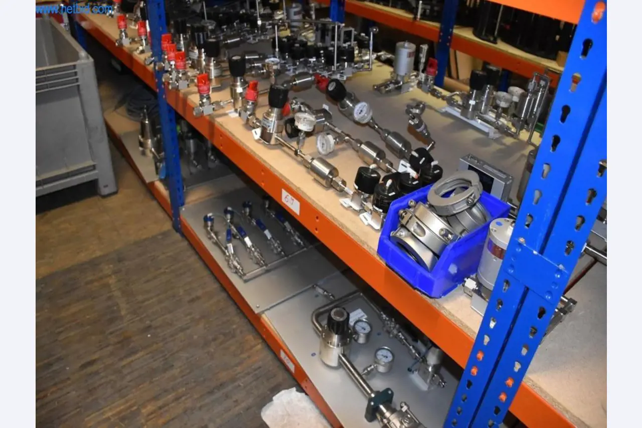 Rozsáhlé zásoby vývěv, měřicích přístrojů, náhradních dílů a příslušenství-30