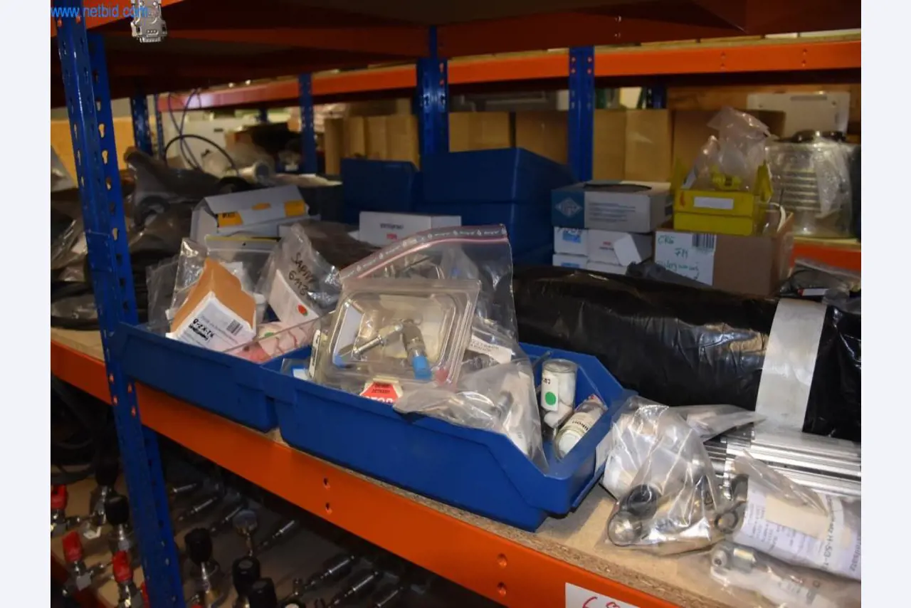 Rozsáhlé zásoby vývěv, měřicích přístrojů, náhradních dílů a příslušenství-31