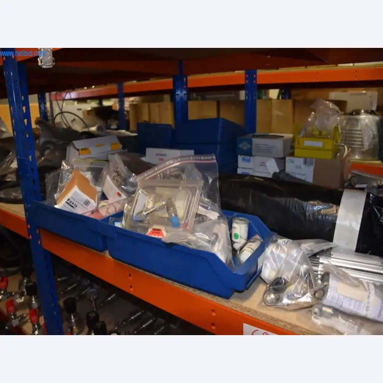 Rozsáhlé zásoby vývěv, měřicích přístrojů, náhradních dílů a příslušenství-31