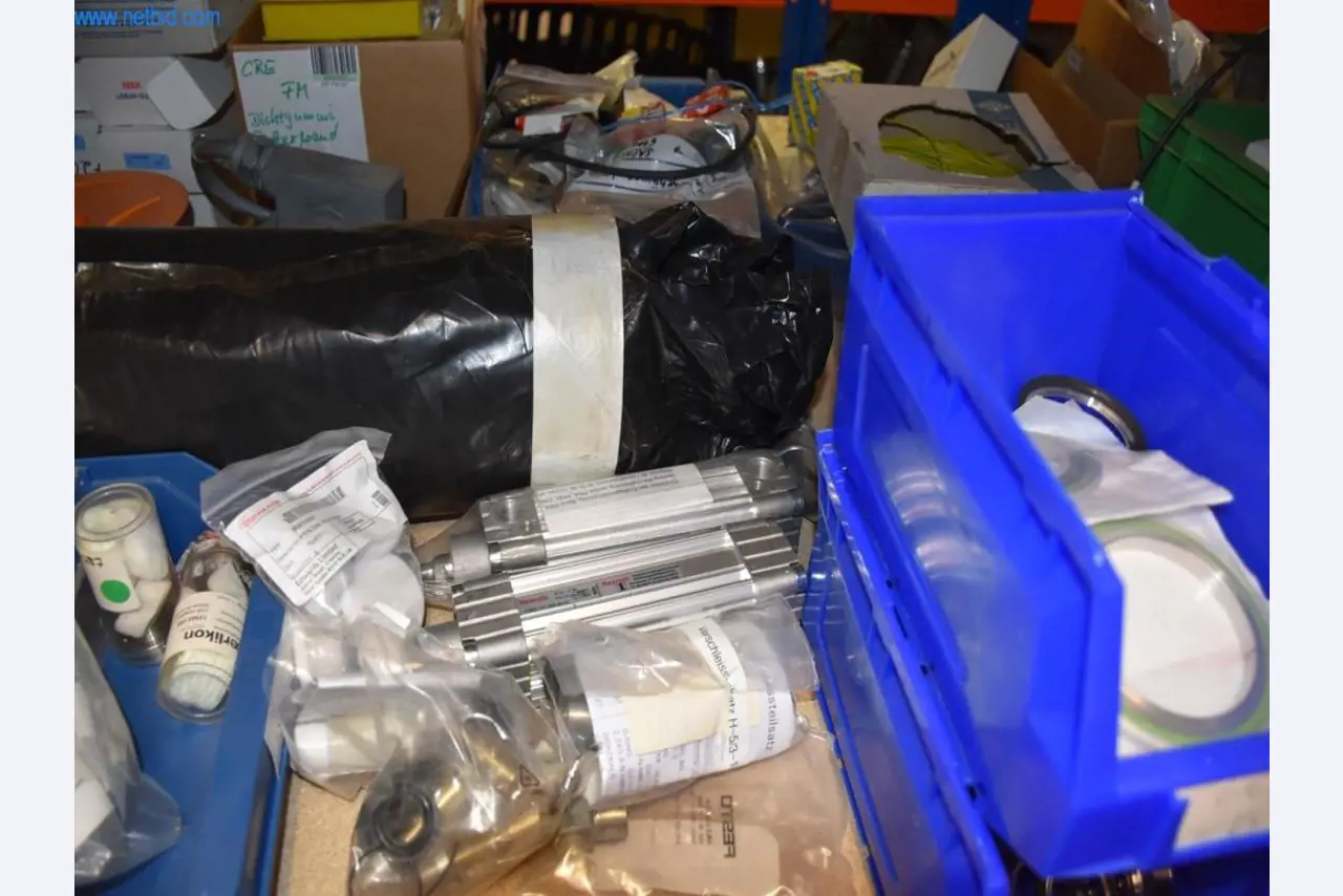 Rozsáhlé zásoby vývěv, měřicích přístrojů, náhradních dílů a příslušenství-32