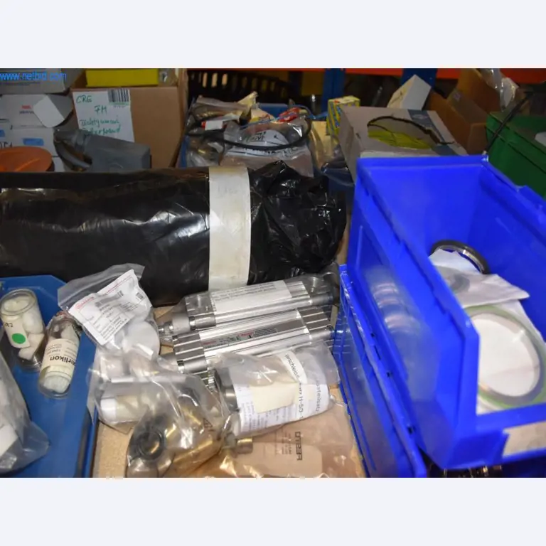 Rozsáhlé zásoby vývěv, měřicích přístrojů, náhradních dílů a příslušenství-32