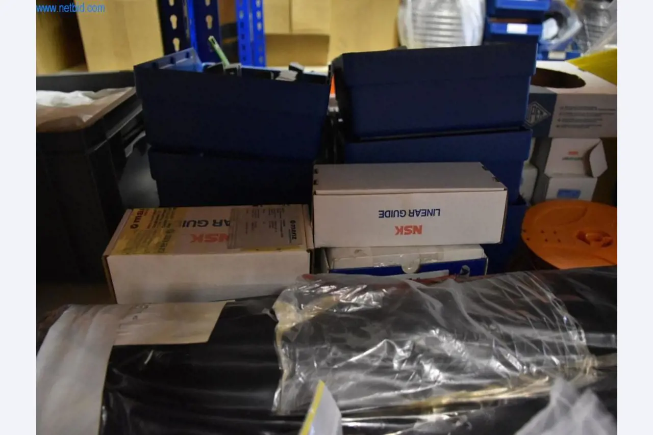 Rozsáhlé zásoby vývěv, měřicích přístrojů, náhradních dílů a příslušenství-33