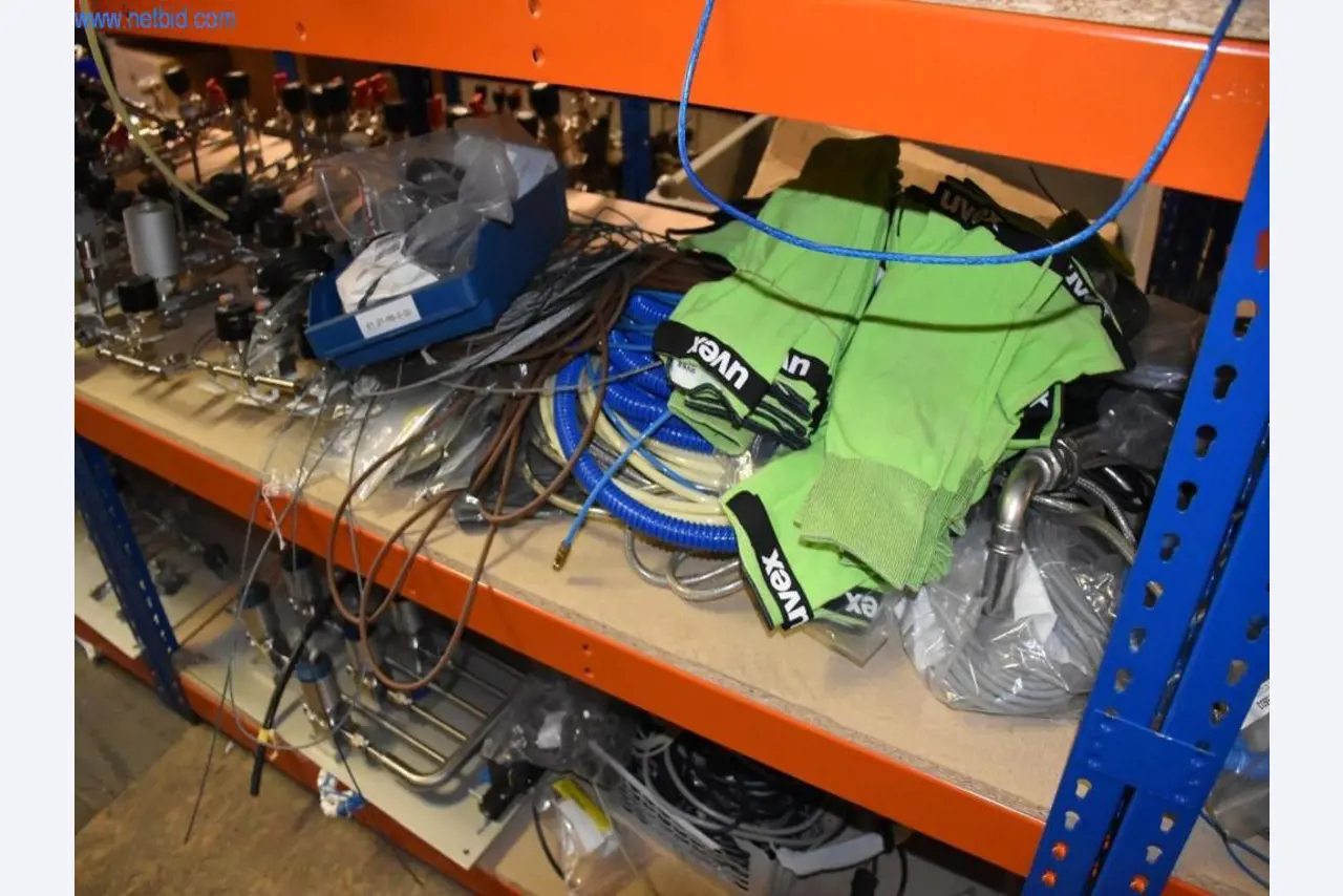 Rozsáhlé zásoby vývěv, měřicích přístrojů, náhradních dílů a příslušenství-34