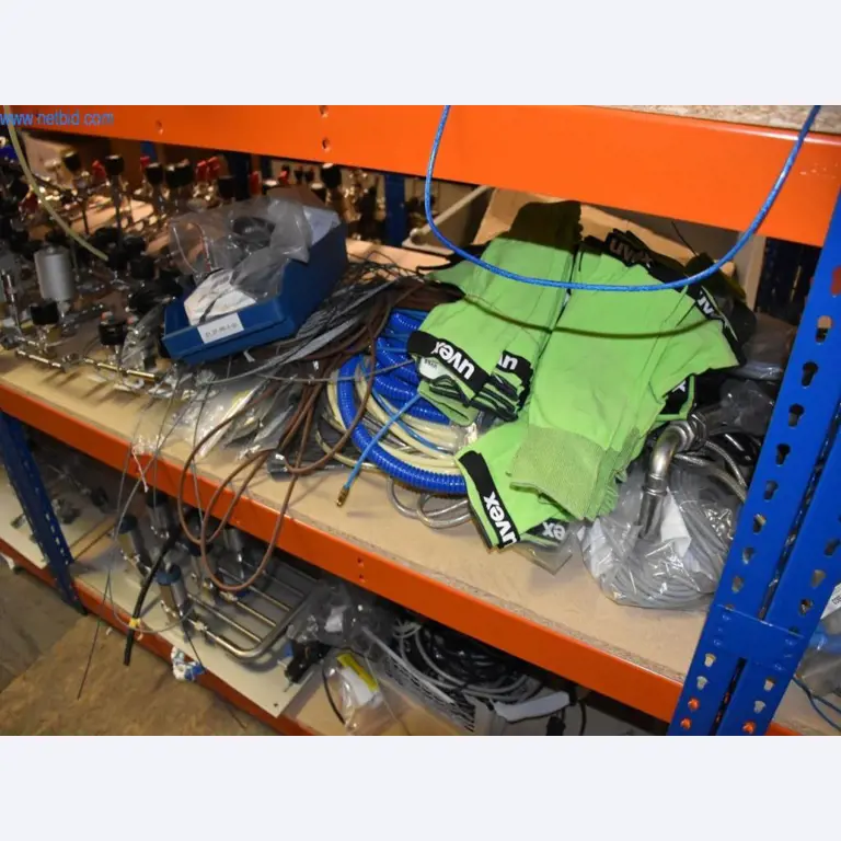 Rozsáhlé zásoby vývěv, měřicích přístrojů, náhradních dílů a příslušenství-34