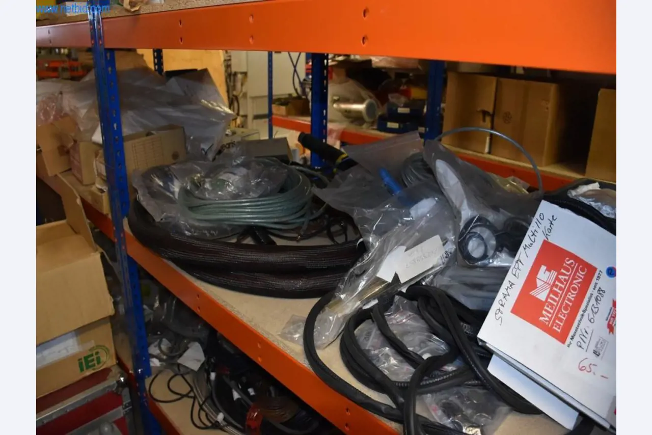 Rozsáhlé zásoby vývěv, měřicích přístrojů, náhradních dílů a příslušenství-35