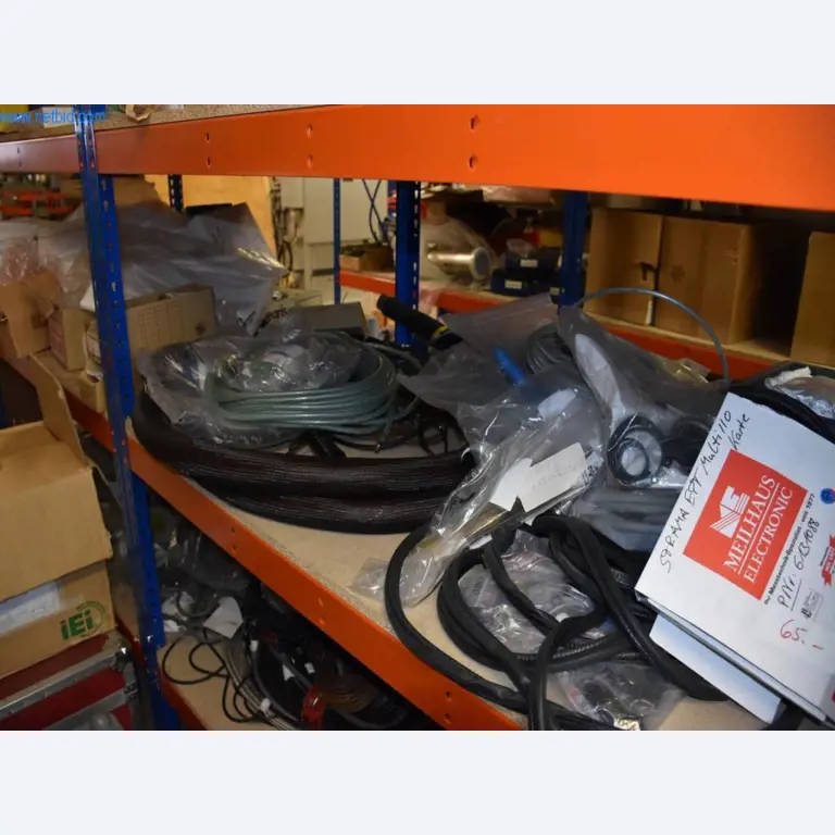 Rozsáhlé zásoby vývěv, měřicích přístrojů, náhradních dílů a příslušenství-35