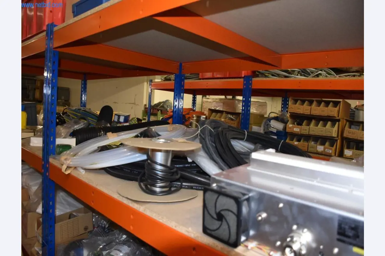 Rozsáhlé zásoby vývěv, měřicích přístrojů, náhradních dílů a příslušenství-36